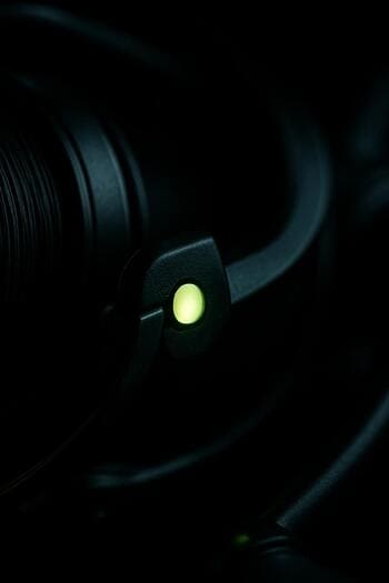 Клипса на леске с небольшим светоотражающим элементом