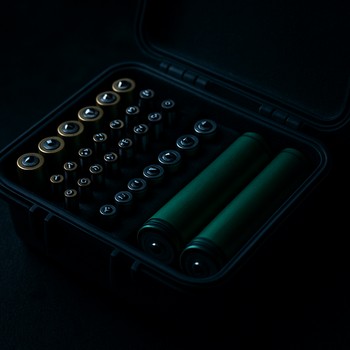 Батарейки, разложенные по отделениям перед ночной рыбалкой