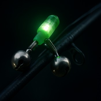 Небольшой колокольчик-­сигнализатор на удилище в ночи