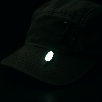 Кепка с небольшим световым маркером на козырьке