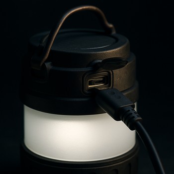 Фонарь подключен к зарядке ещё дома перед ночной рыбалкой