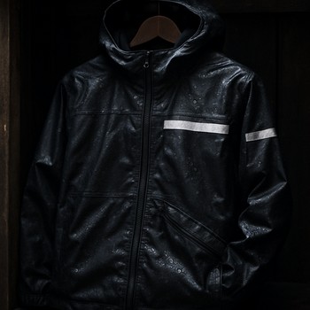 Лёгкая непромокаемая куртка висит на ветке у лагеря