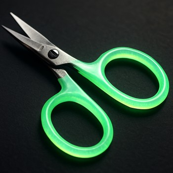 Ножницы для плетёнки подсвечены налобным фонарём ночью