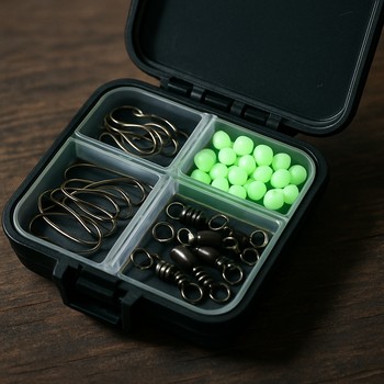 Небольшая коробка с оснасткой, открытая перед ночной рыбалкой