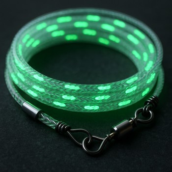 Поводки со светоотражающими элементами на тёмном фоне