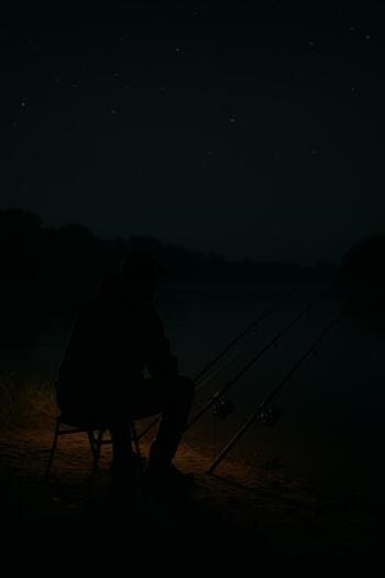 Ночной берег с мягкой подсветкой и силуэтом рыболова